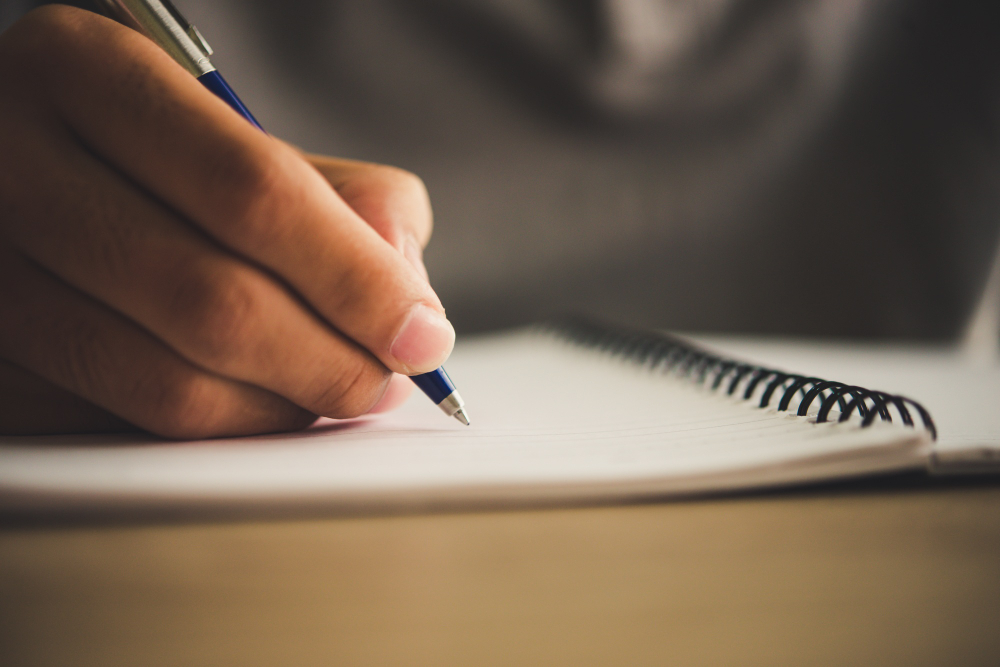 Cum să îți îmbunătățești scrisul de mână și să îl faci mai lizibil și mai frumos