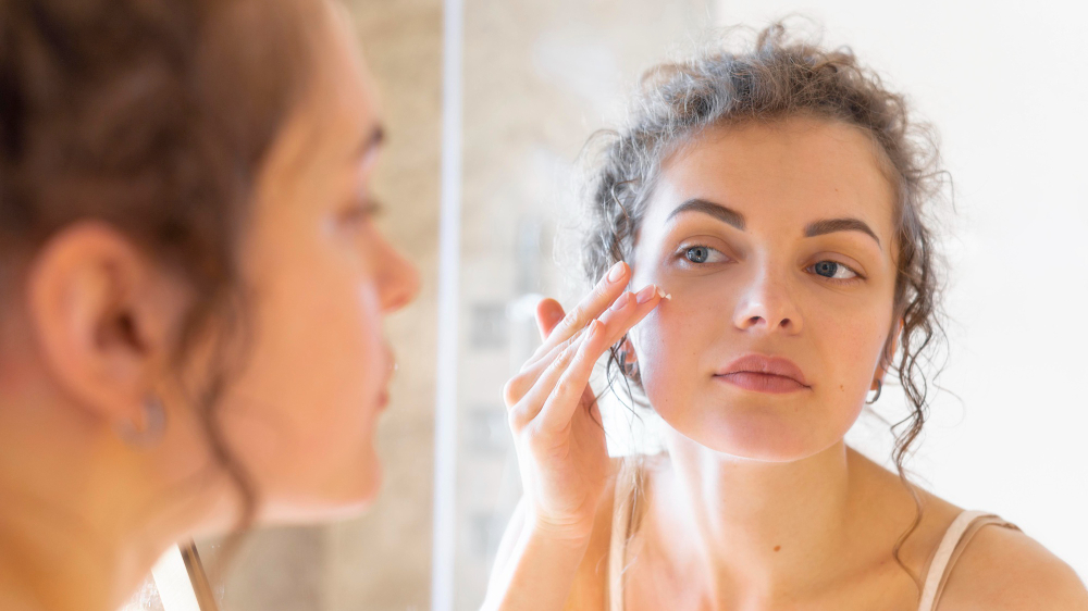 Machiajul pentru tenul acneic: 5 trucuri care te ajută să îți ascunzi imperfecțiunile și să îți pui în valoare frumusețea