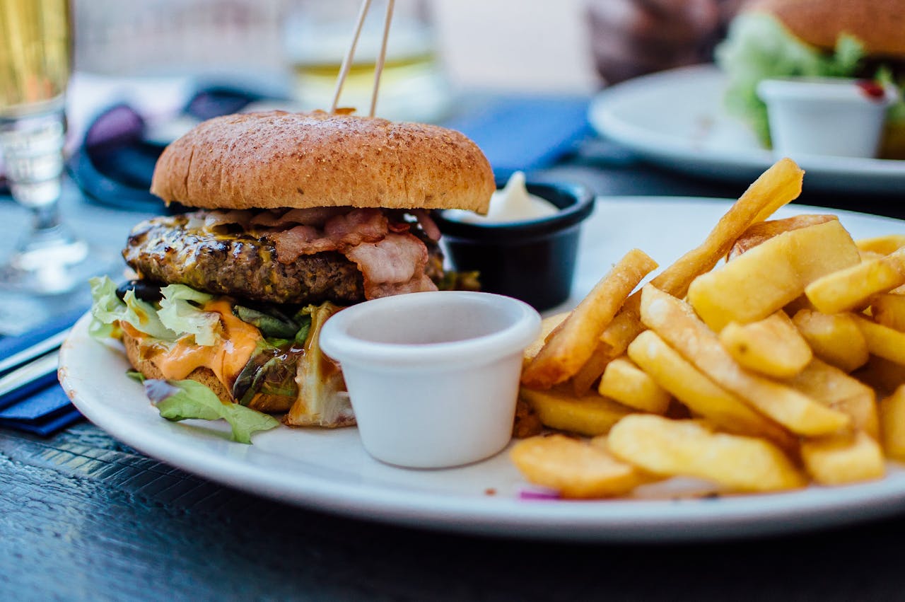 Cât costă o lună fără fast-food și cât economisești în realitate