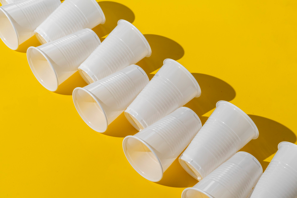 Pahare din plastic: tipuri, utilizări și cum alegi varianta potrivită pentru eveniment 
